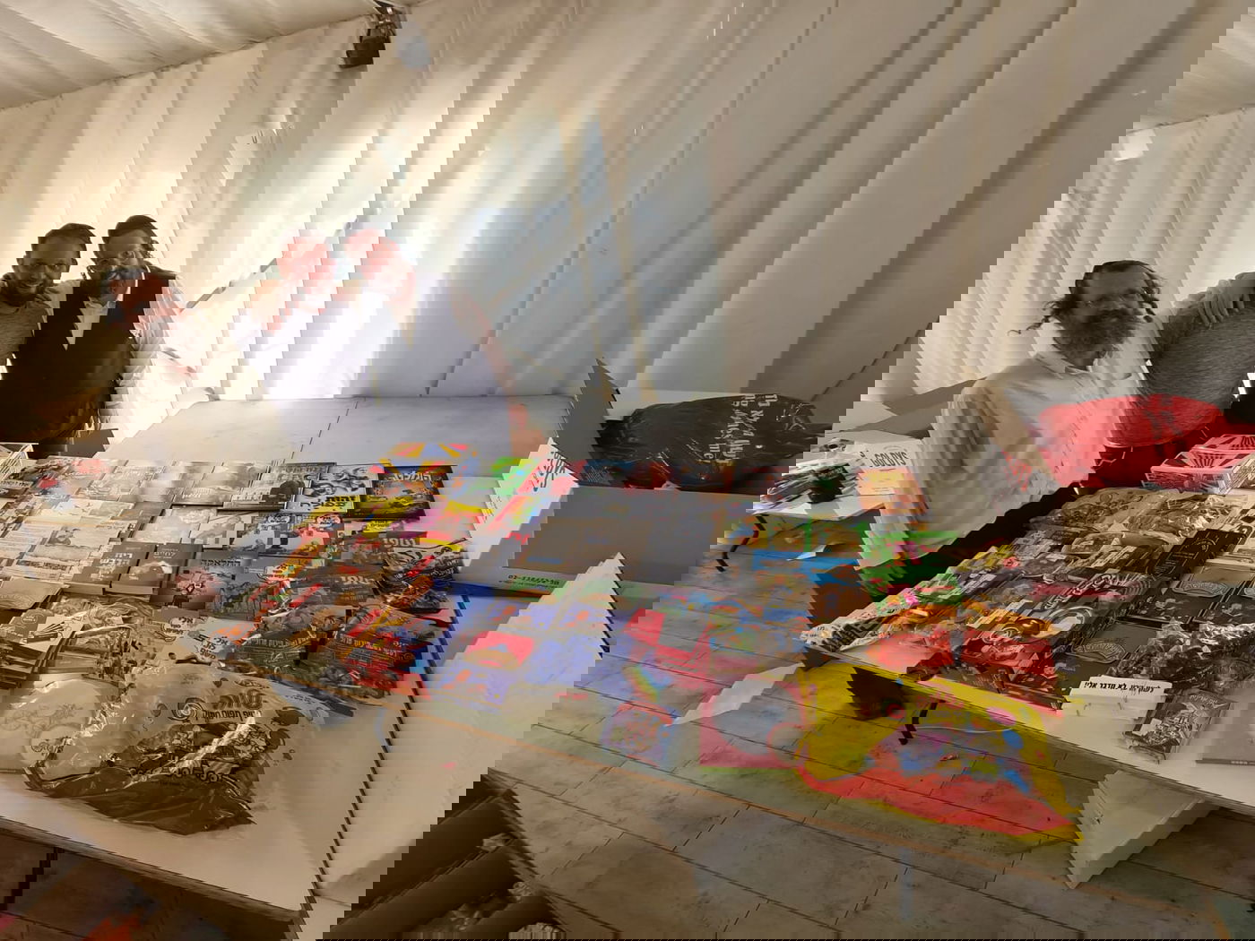 תיעוד: עשרות מארזים חולקו למשפחות מהאסון במירון