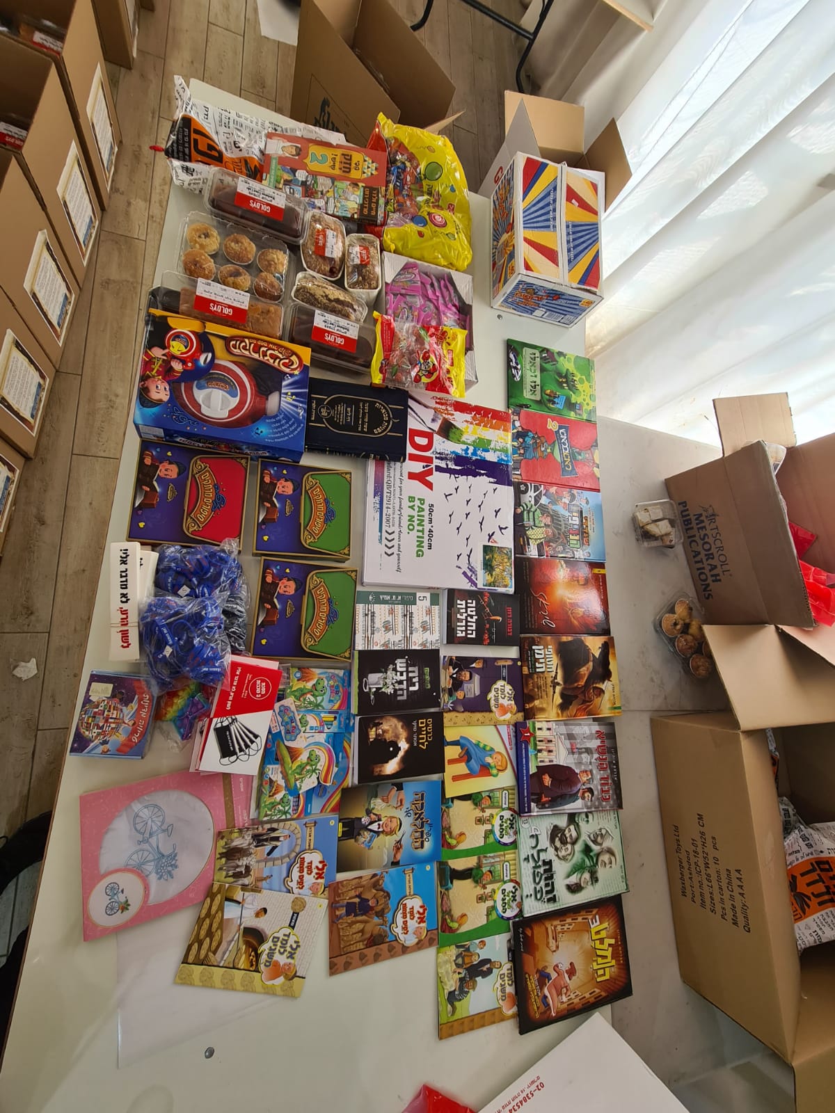 תיעוד: עשרות מארזים חולקו למשפחות מהאסון במירון