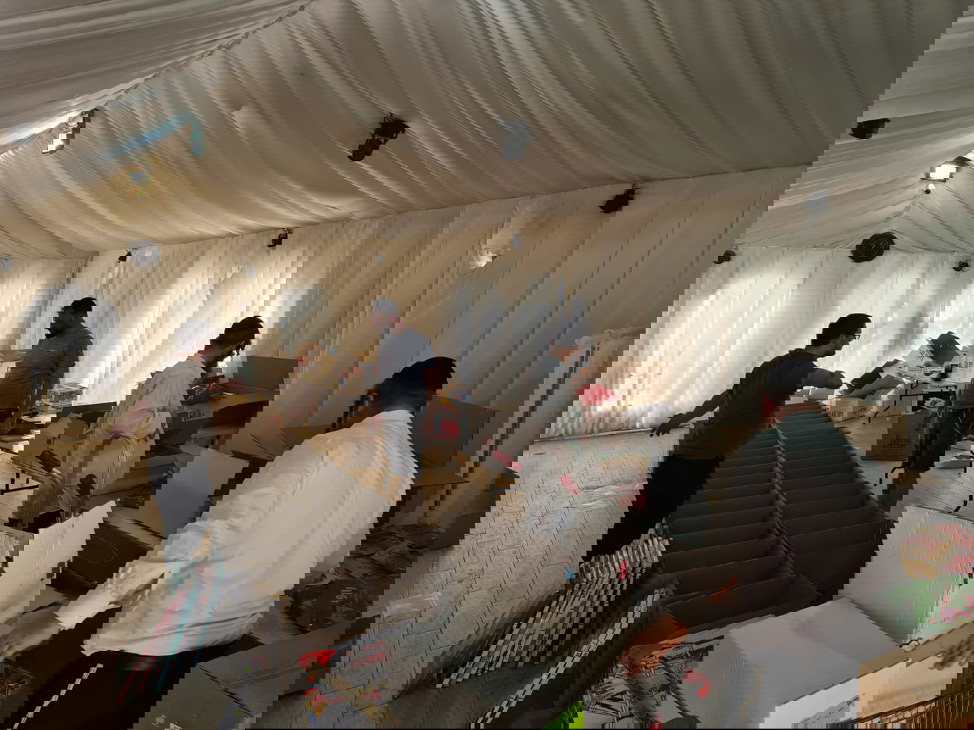 תיעוד: עשרות מארזים חולקו למשפחות מהאסון במירון