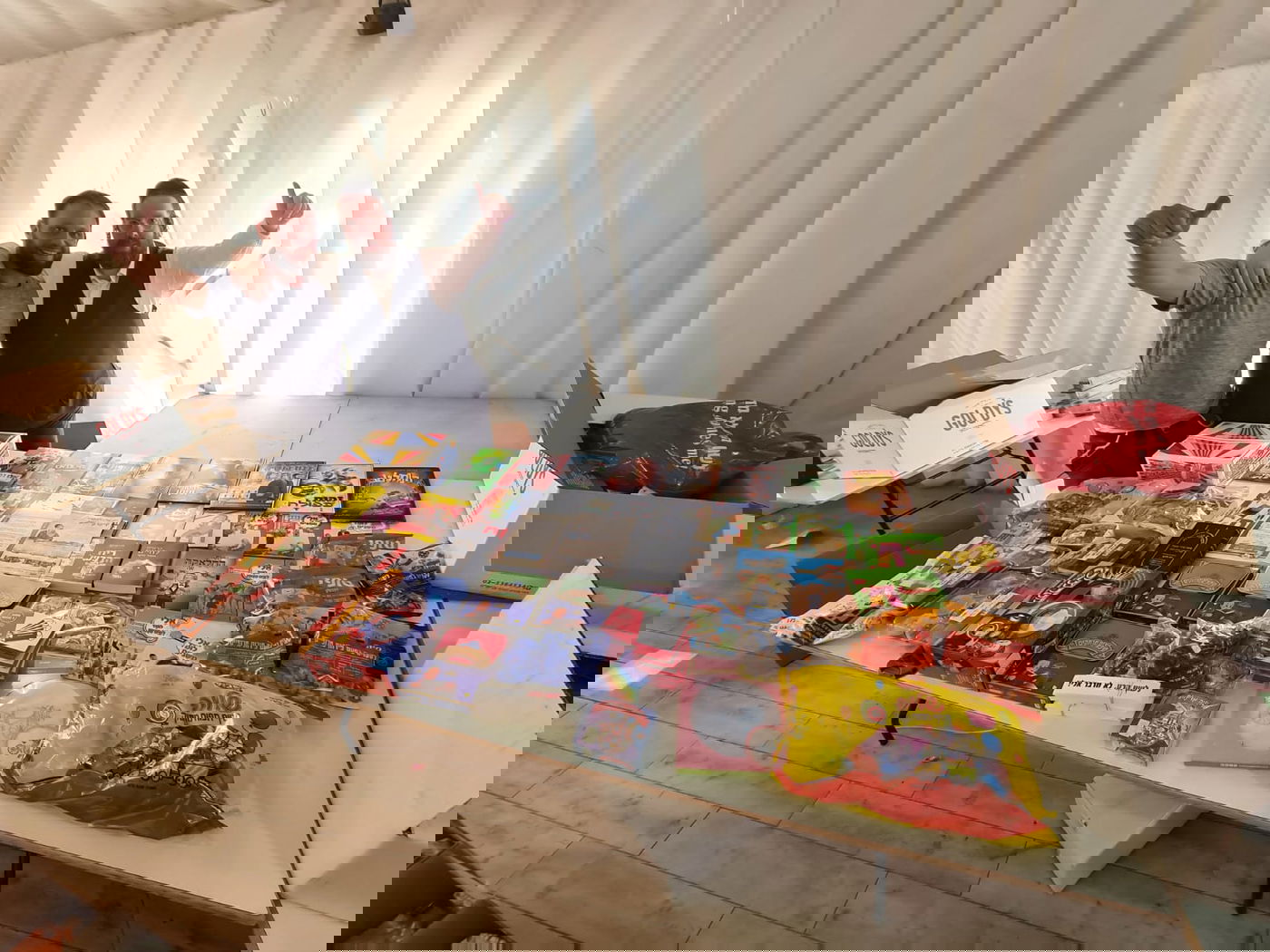 תיעוד: עשרות מארזים חולקו למשפחות מהאסון במירון