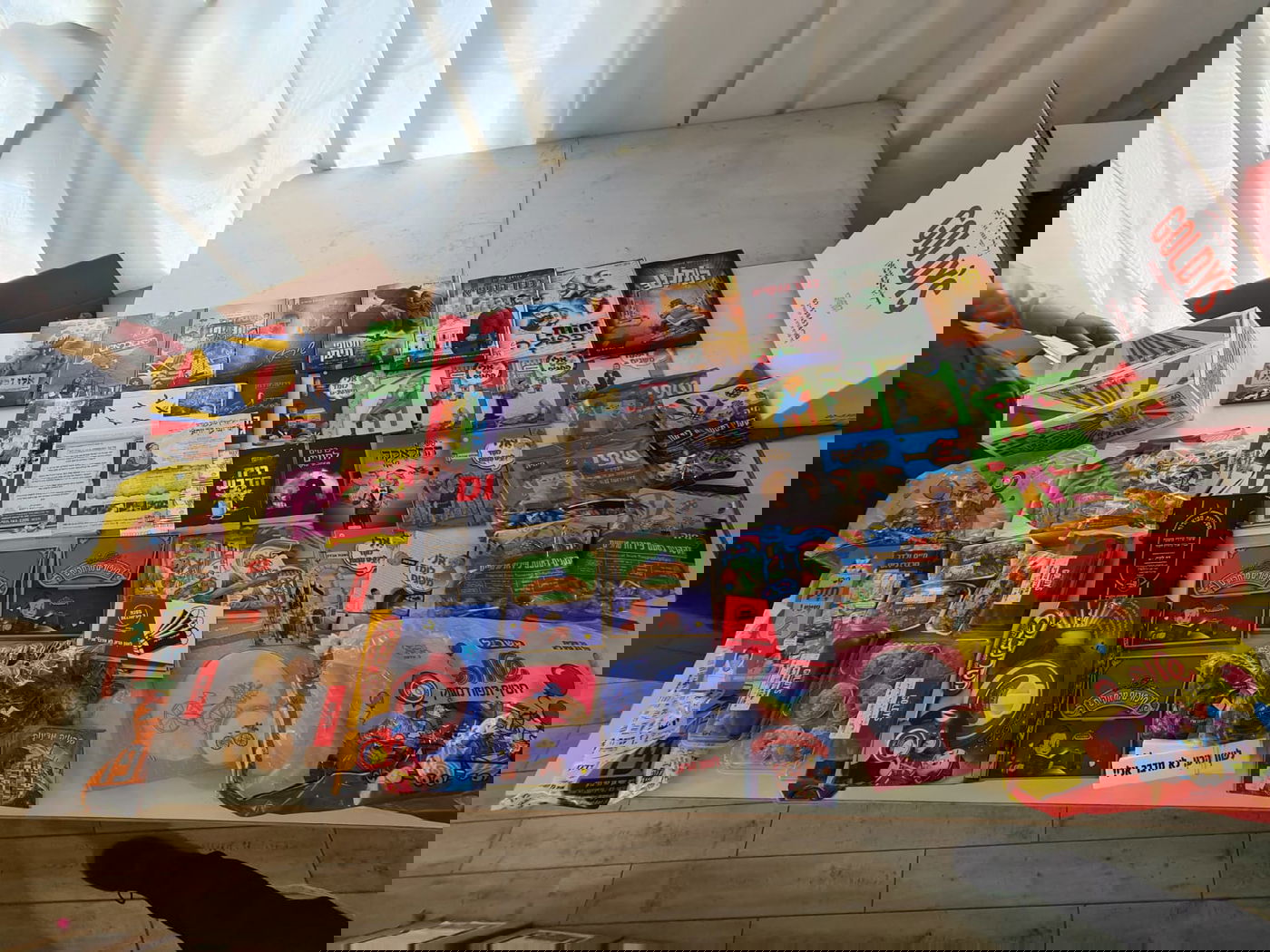 תיעוד: עשרות מארזים חולקו למשפחות מהאסון במירון