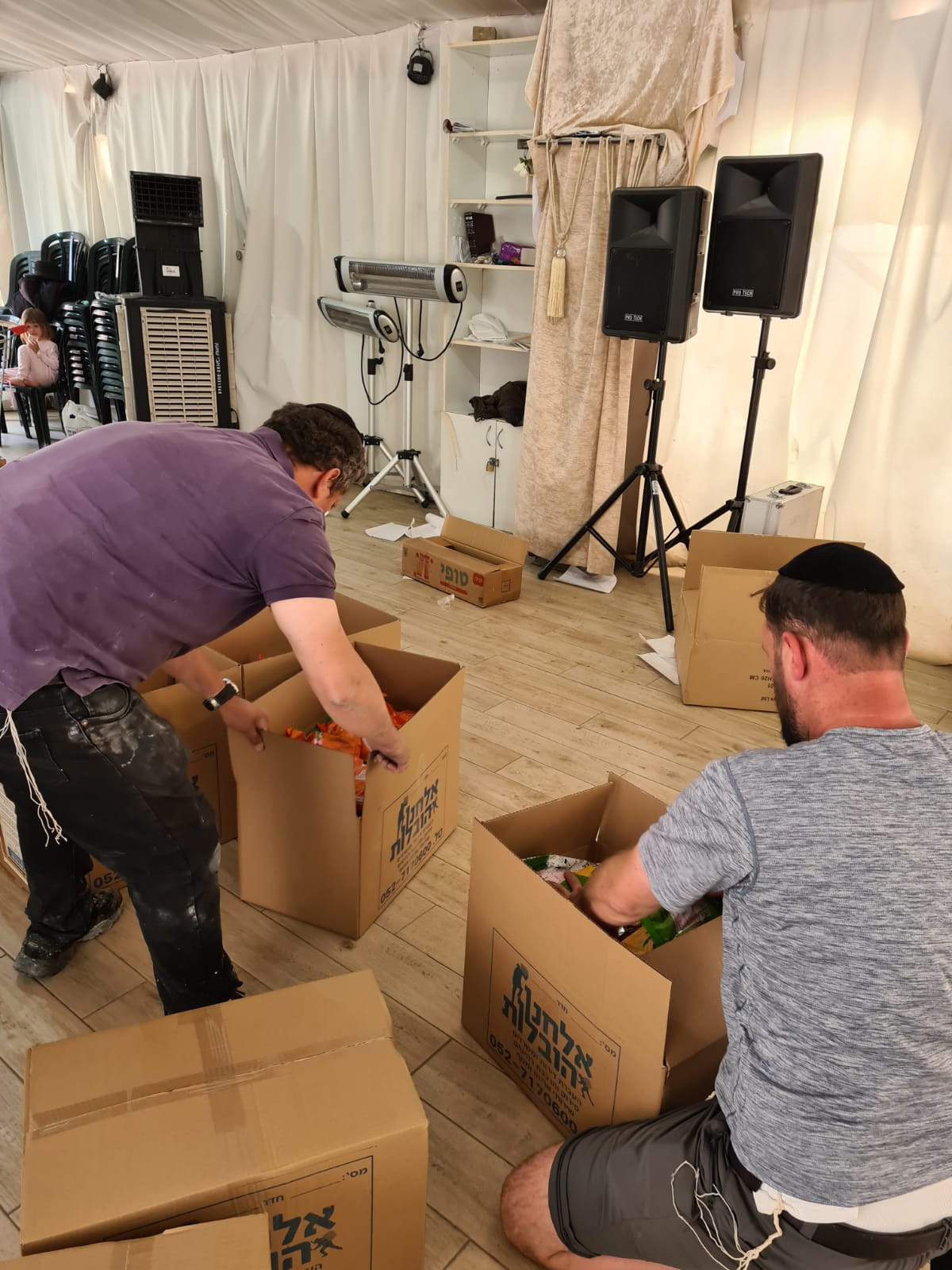 תיעוד: עשרות מארזים חולקו למשפחות מהאסון במירון