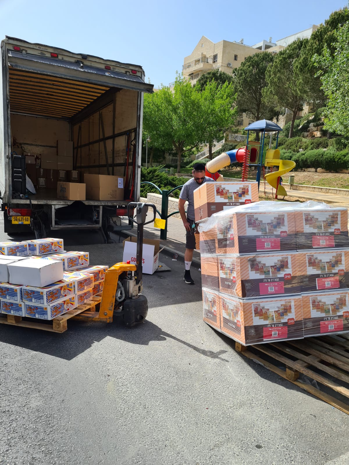 תיעוד: עשרות מארזים חולקו למשפחות מהאסון במירון