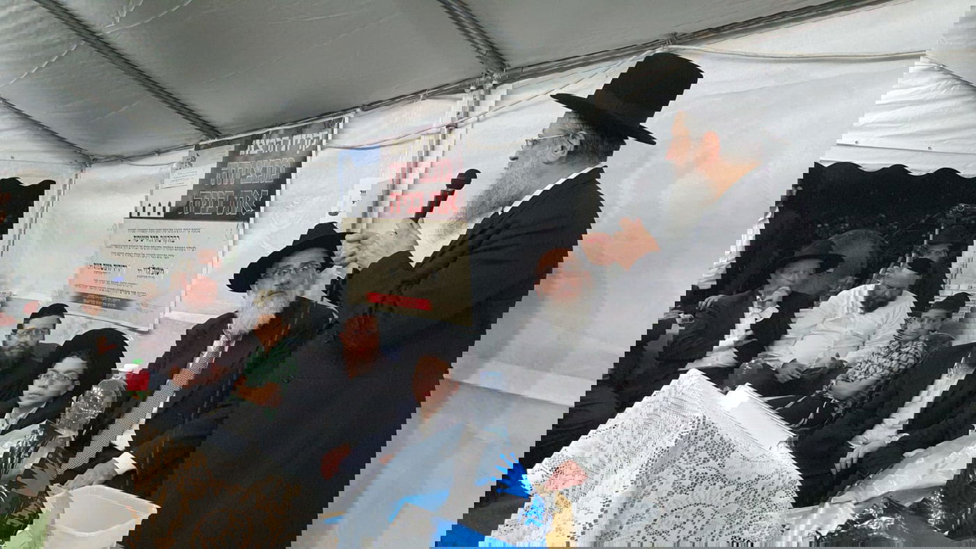 חבר המועצת בא לנחם ופרץ בבכי: "הכאב גדול, לא פשוט"