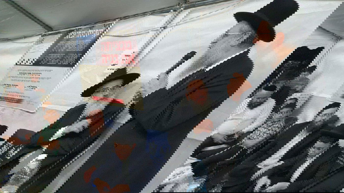 חבר המועצת בא לנחם ופרץ בבכי: "הכאב גדול, לא פשוט"