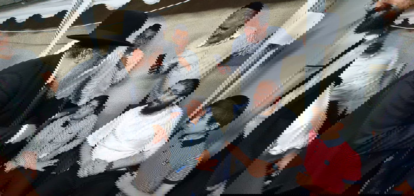 חבר המועצת בא לנחם ופרץ בבכי: "הכאב גדול, לא פשוט"