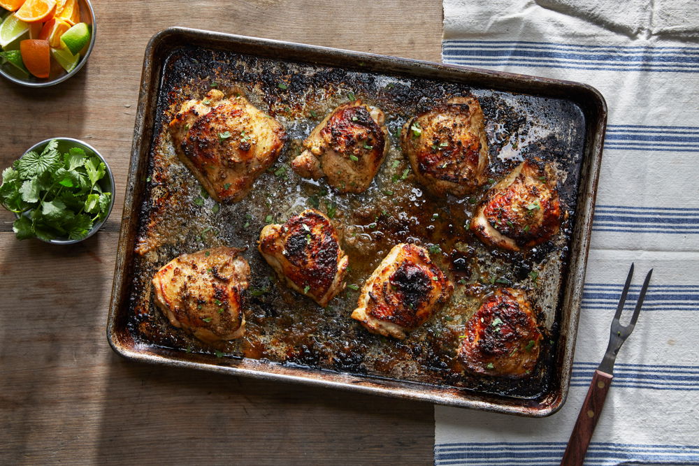 פרגיות עסיסיות בתנור ברוטב שום, אורגנו והדרים