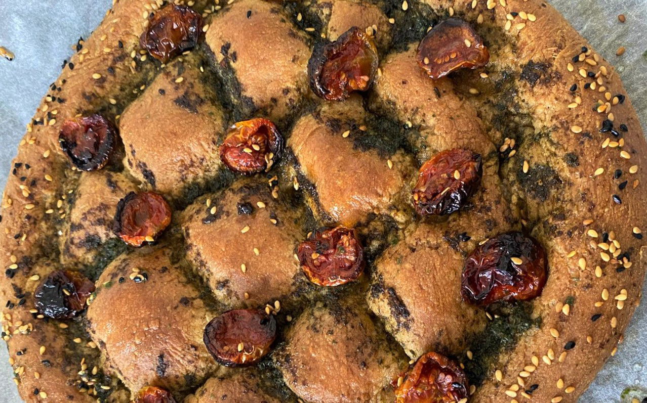 מאפה שמרים מלוח עם עגבניות מיובשות ופסטו