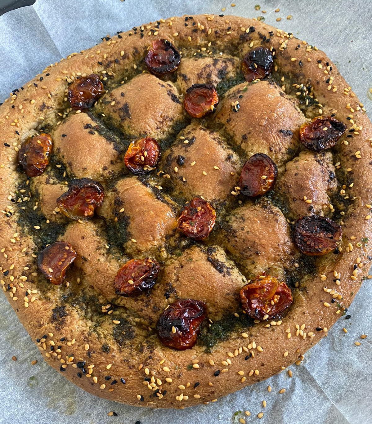 מתכון למאפה שמרים מלוח עם עגבניות מיובשות ופסטו