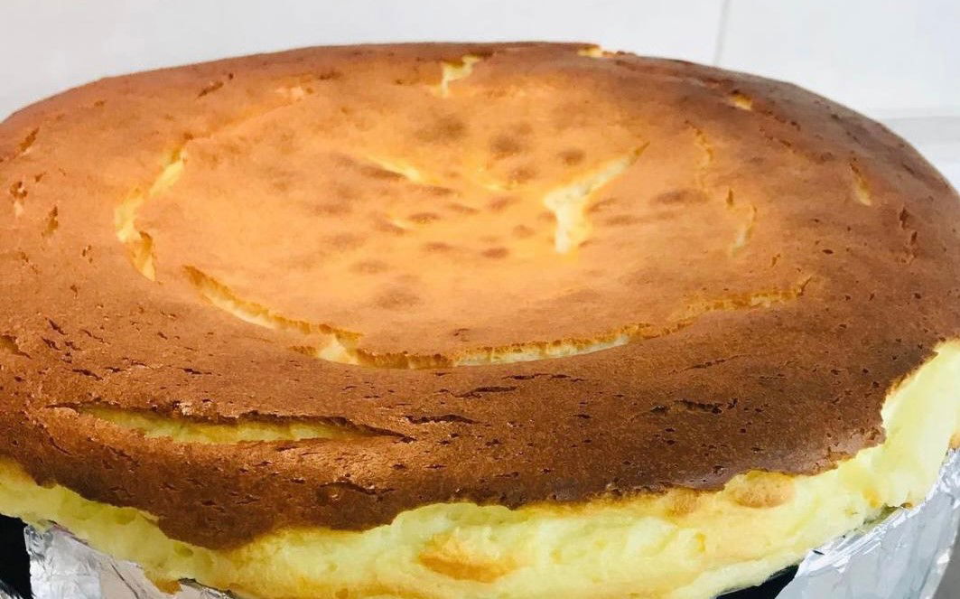 עוגת גבינה אפויה על בסיס עוגיות שוקולד