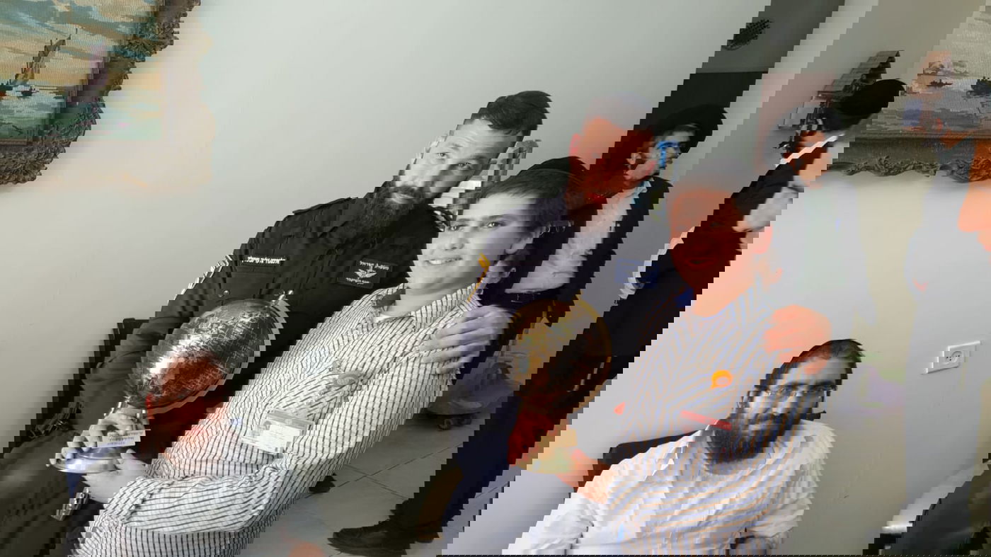 דרמה בבית האבלים: אותר 'השוטר המחלץ' האמיתי מאסון מירון