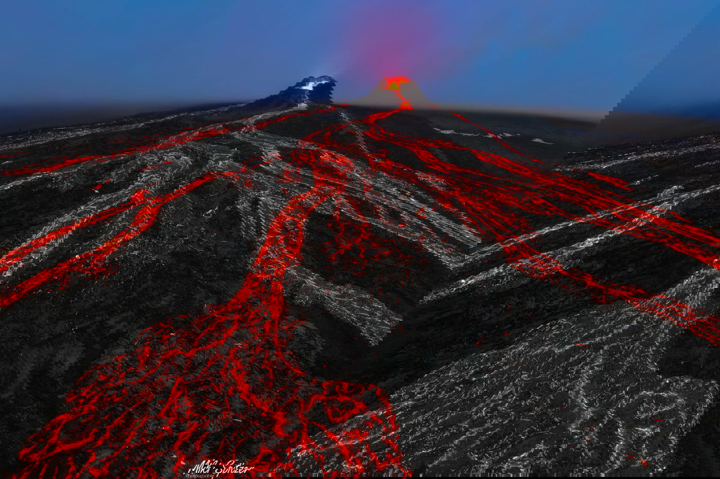 מרהיב: מיקי שפיצר צילם הר געש - מקרוב