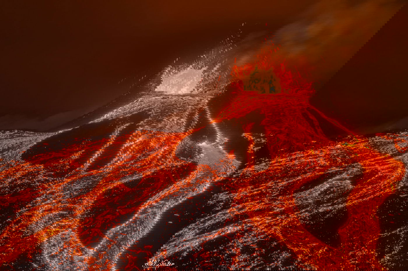 מרהיב: מיקי שפיצר צילם הר געש - מקרוב