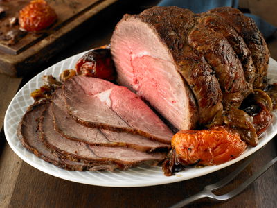 צלי בשר ברוטב עגבניות עם בצלים וטימין