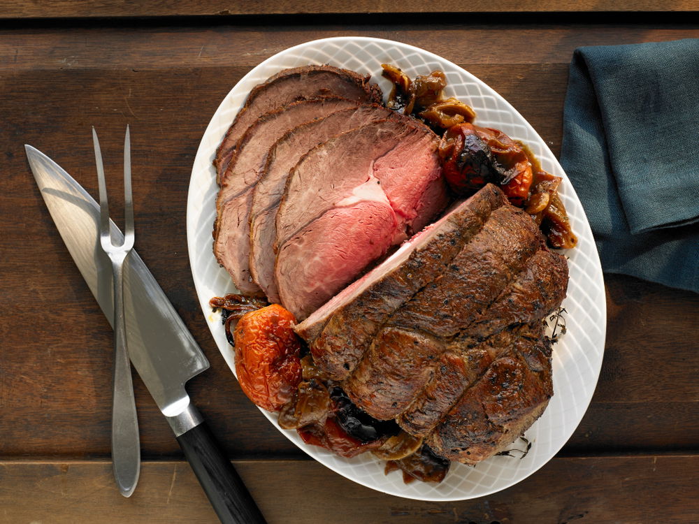 מתכון לצלי בשר ברוטב עגבניות עם בצלים וטימין