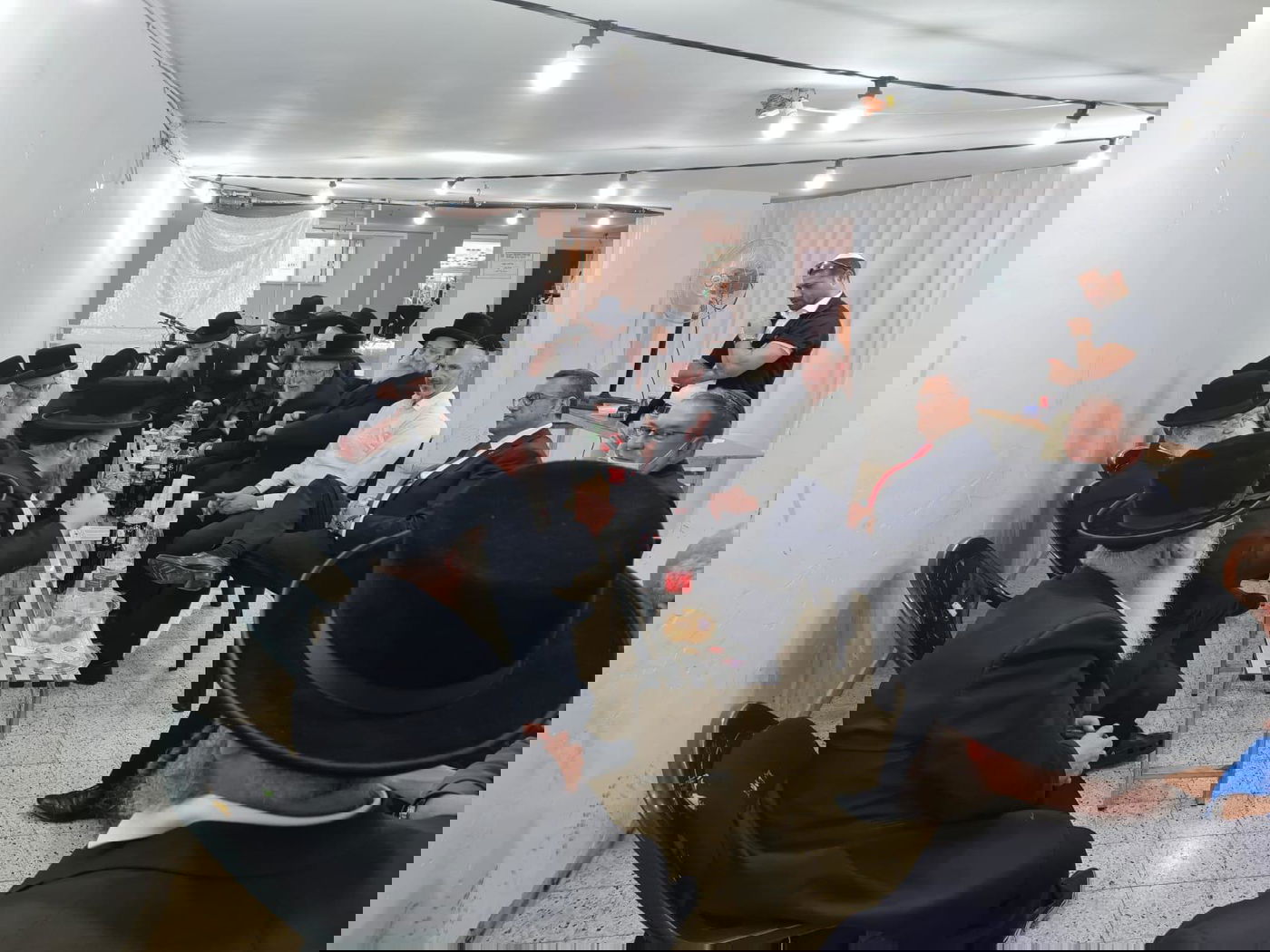 ליאון באחד הניחומים, השבוע