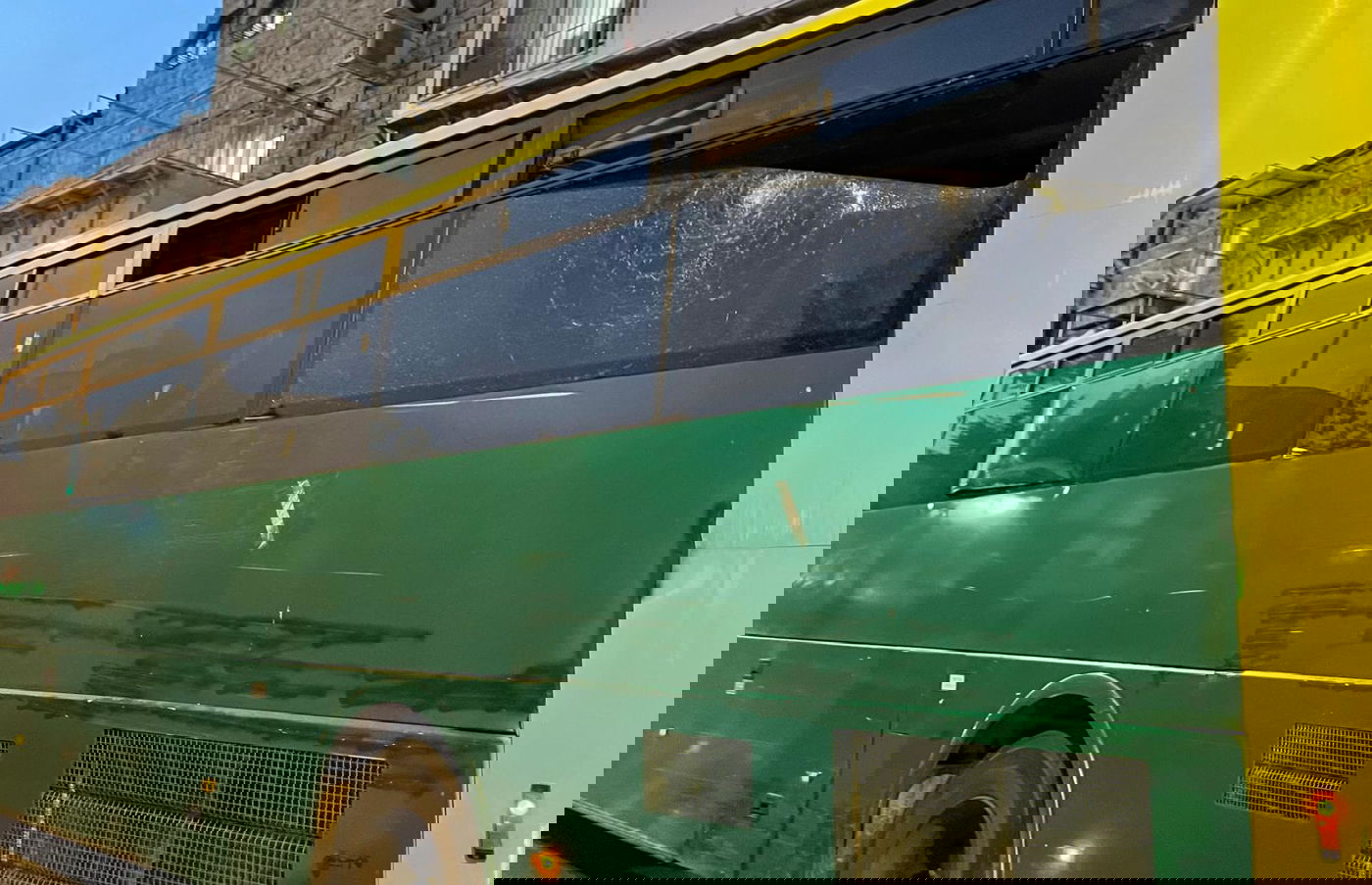 האוטובוס שנרגם באבנים