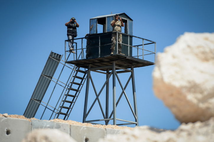 חייל לבנוני ואיש חיזבאללה בגבול. ארכיון