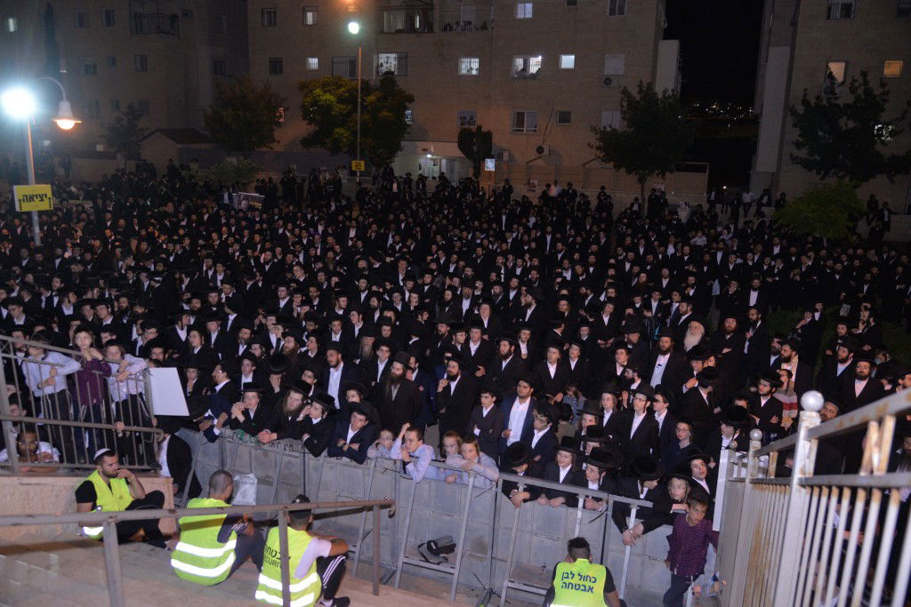 היתומים אמרו קדיש; ההמונים התעוררו. צפו