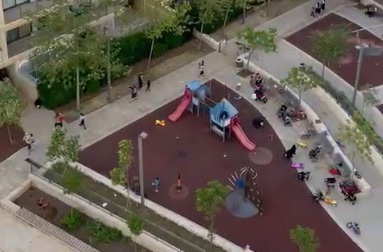 צפו: אימהות וילדים נמלטים מגן השעשועים