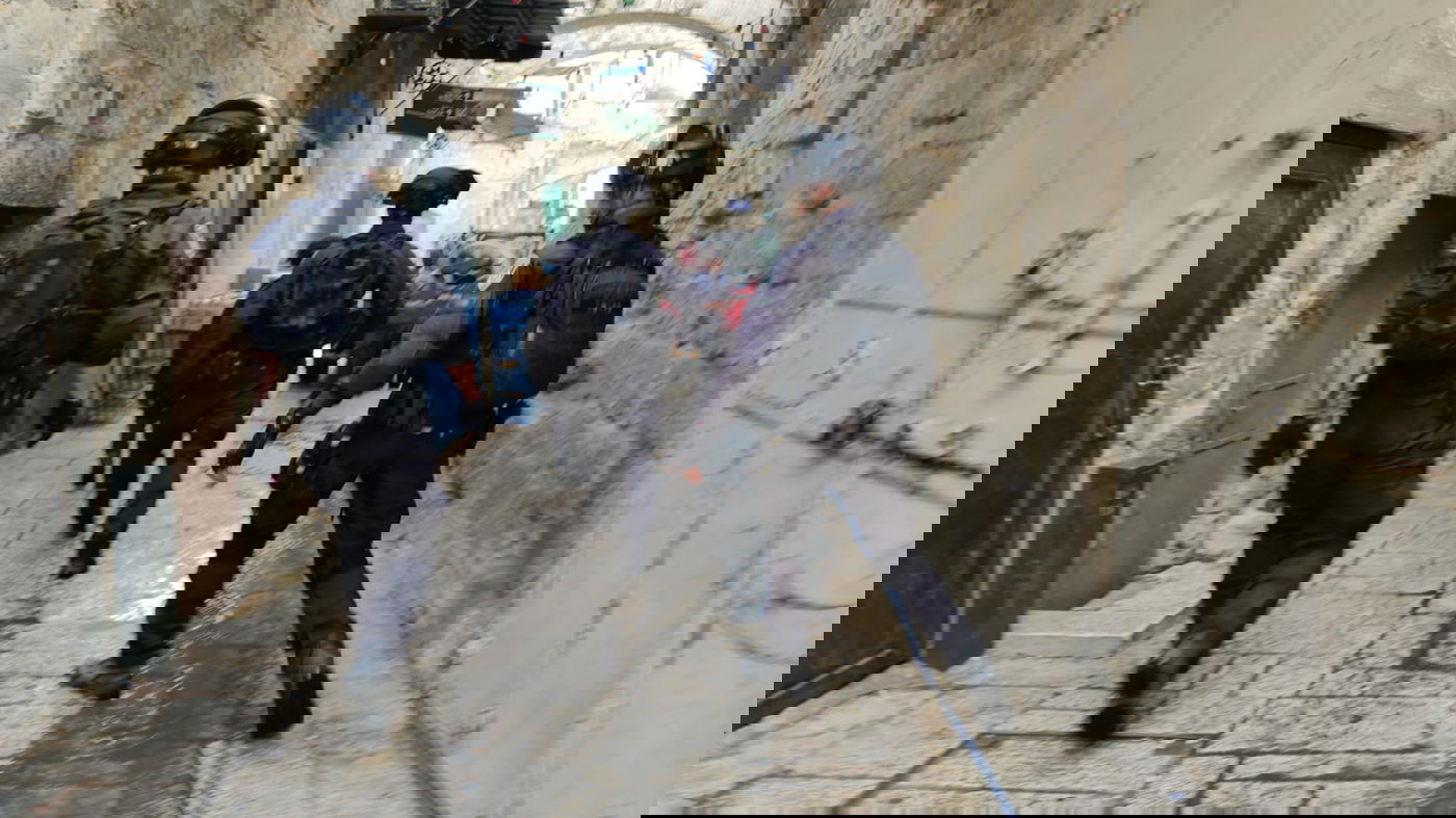 אבנים, זיקוקים ורימונים; מאות התפרעו בהר הבית • צפו