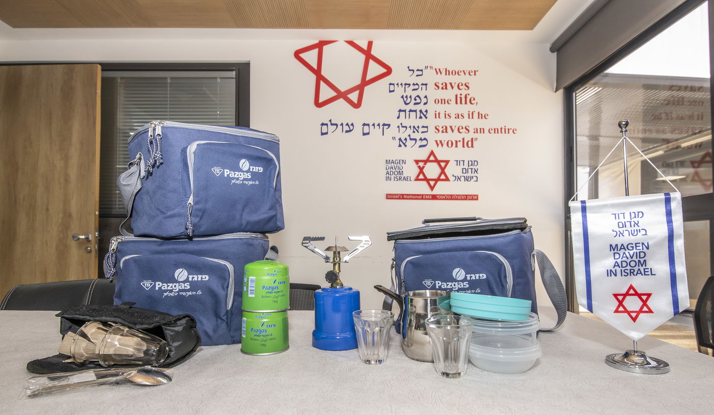 הצוותים התורנים לקחת הפסקה קטנה ולחמם את ליבם בכוס שתייה חמה עם גזיות הקפה מבית פזגז