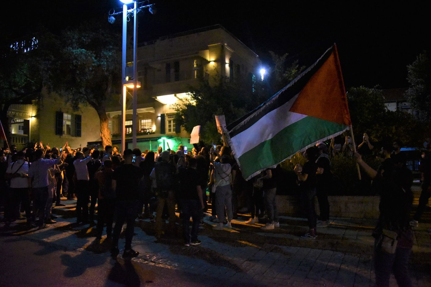 צעירים ערבים מניפים את דגל הרשות הפלסטינית