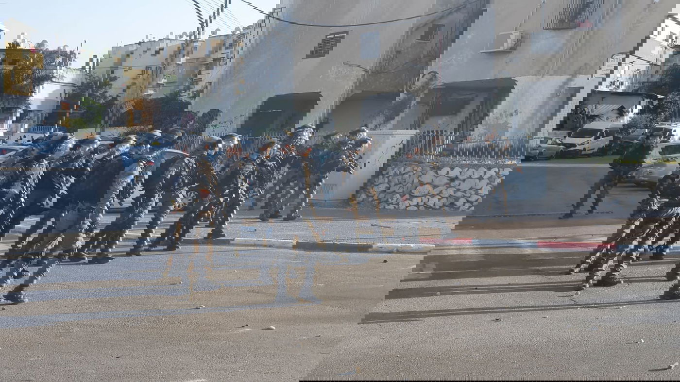 עימותים בהלוויה בלוד: שני שוטרים נפצעו, ניידת הוצתה