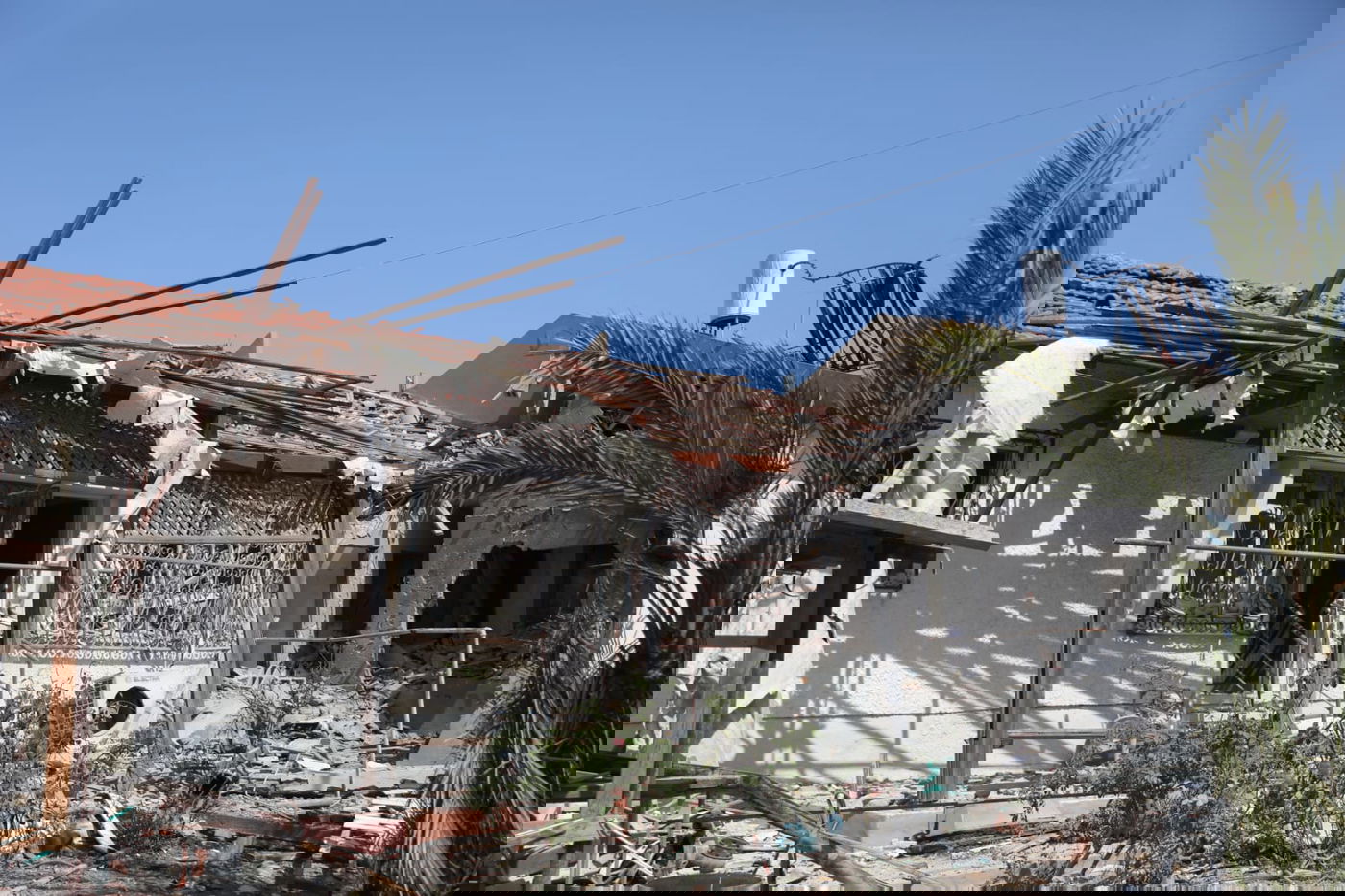 שני אזרחים נהרגו; מטח הטילים גבר על מערכת כיפת ברזל