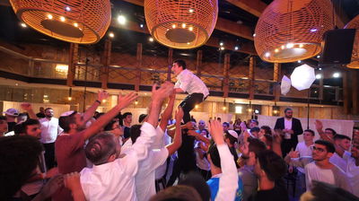 לא באו לבר מצווה של יתום; זרים שימחו