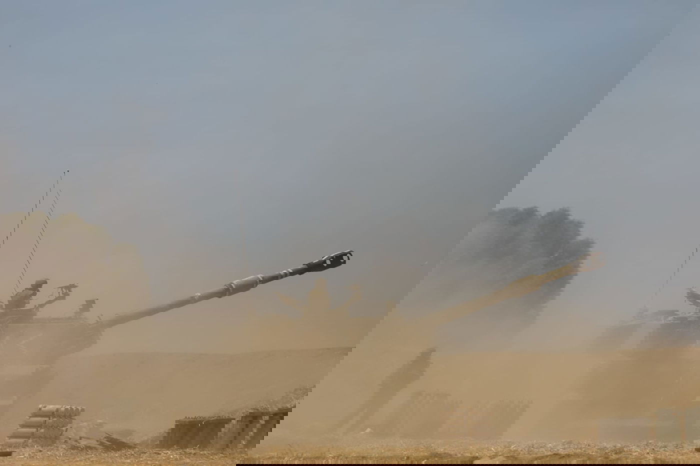 בעדשה של חיים גולדברג: כיפת ברזל וירי הפגזים