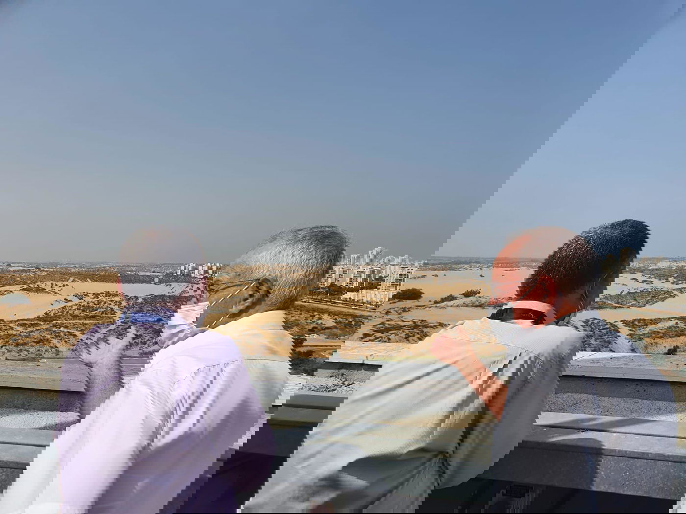 מנכ"ל מכבי רן סער ומנהל בית החולים אסותא אשדוד, ד"ר ארז בירנבוים בתצפית מגג בית החולים לעבר רצועת עזה