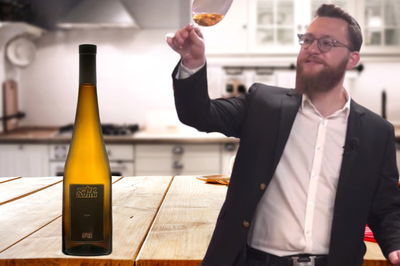 יין כתום הוא למעשה יין לבן שנעשה בשיטת עשיה של יין אדום