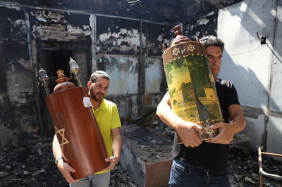 בית הכנסת נשרף וניזוק; ספרי התורה ניצלו