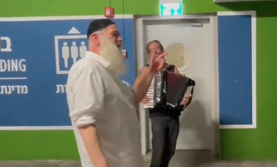 בצל האזעקה: שולי רנד שר לקהל שלו בחניון