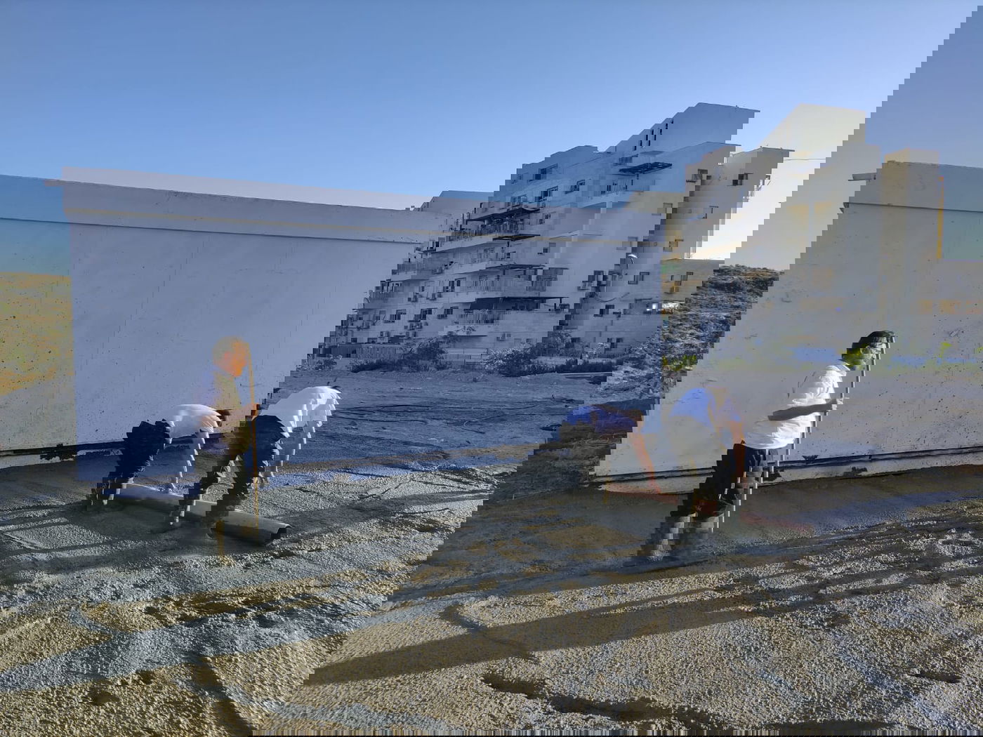 אנשי 'השומרים' בהתקנת מבנה השמירה