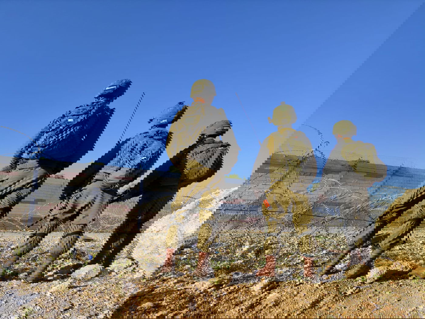 החיילים על הגדר בסמוך לשכונה