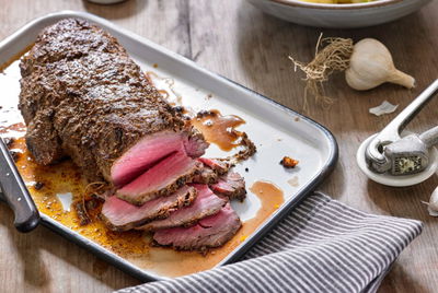 פילה בקר צלוי בתנור עם חרדל ושום