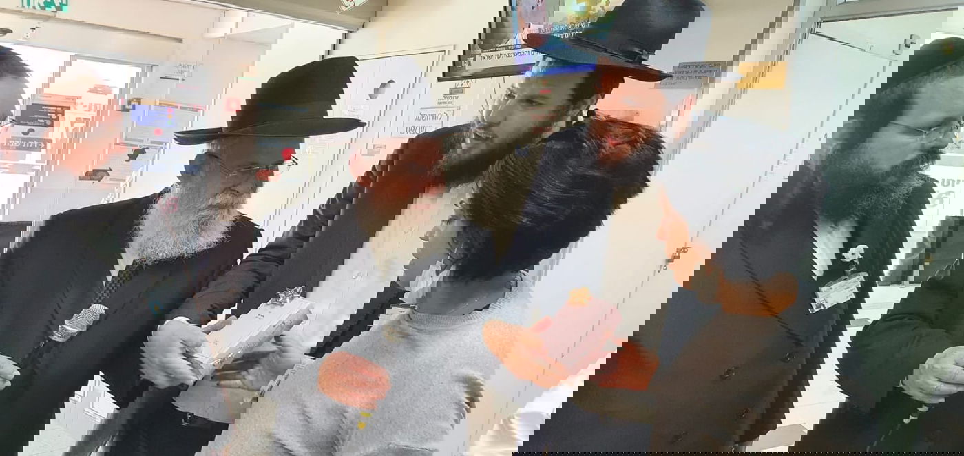 מעמד תפילה והענקת ספר קודש לילדה הפצועה