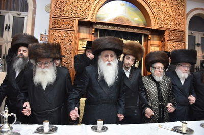 בריקוד לרגל השמחה