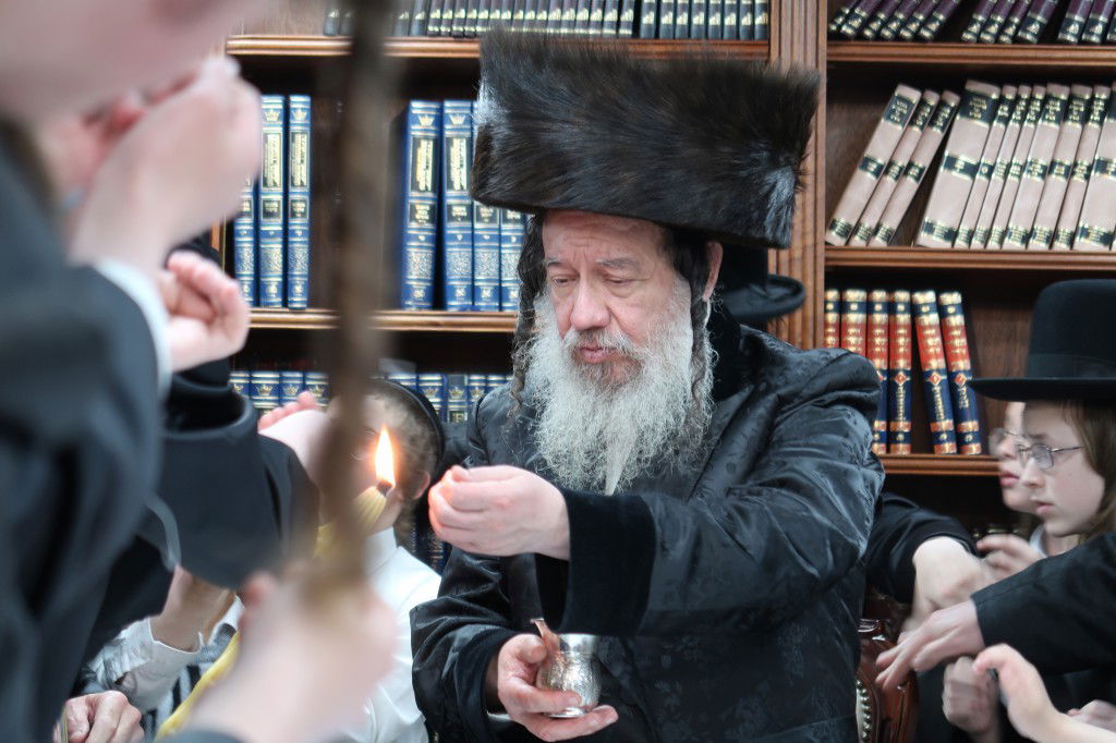 צפו: האדמו"ר מזוועהיל שבת בביתר עילית