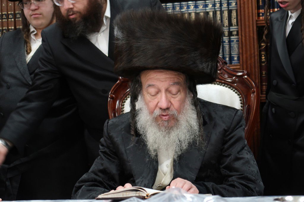 צפו: האדמו"ר מזוועהיל שבת בביתר עילית