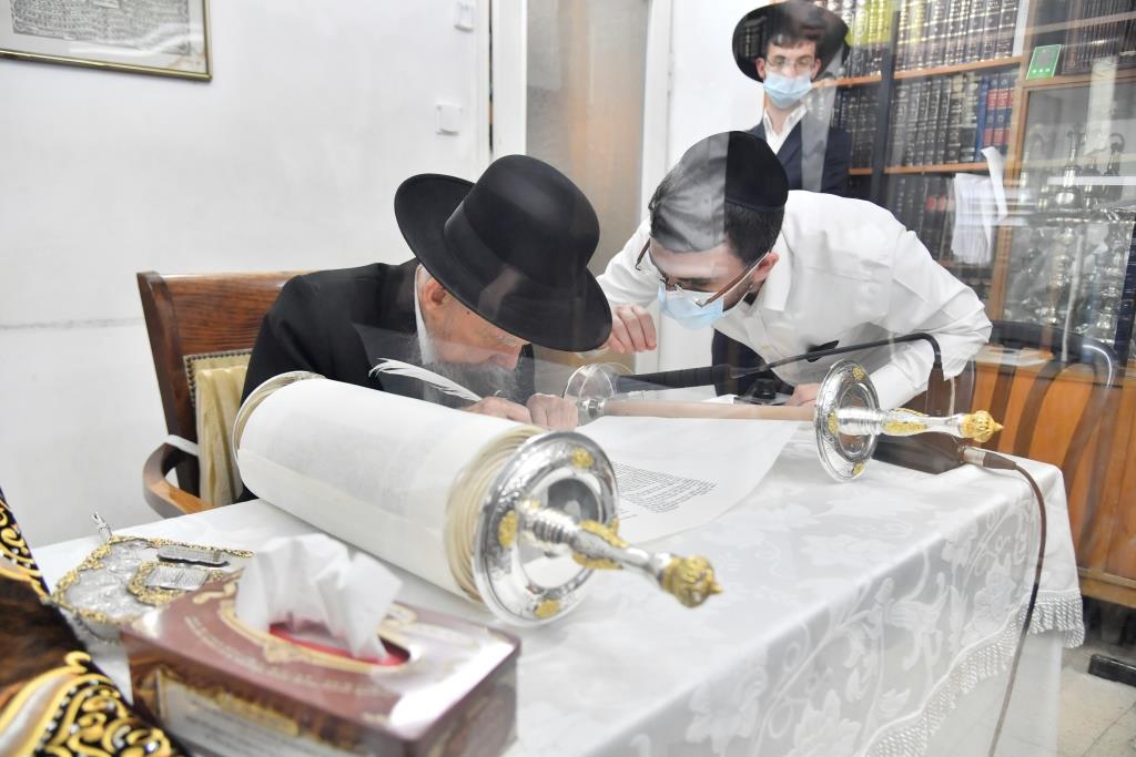 בערב החג: המונים בהכנסת ספר תורה לישיבת המתמידים