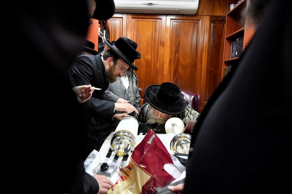 בערב החג: המונים בהכנסת ספר תורה לישיבת המתמידים