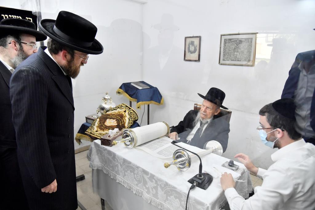 בערב החג: המונים בהכנסת ספר תורה לישיבת המתמידים