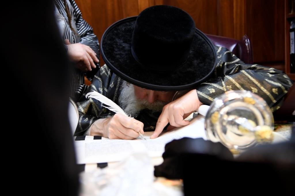 בערב החג: המונים בהכנסת ספר תורה לישיבת המתמידים