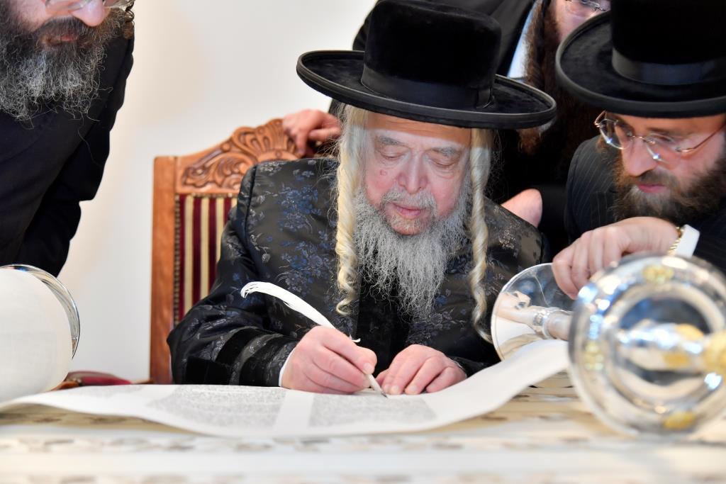 בערב החג: המונים בהכנסת ספר תורה לישיבת המתמידים