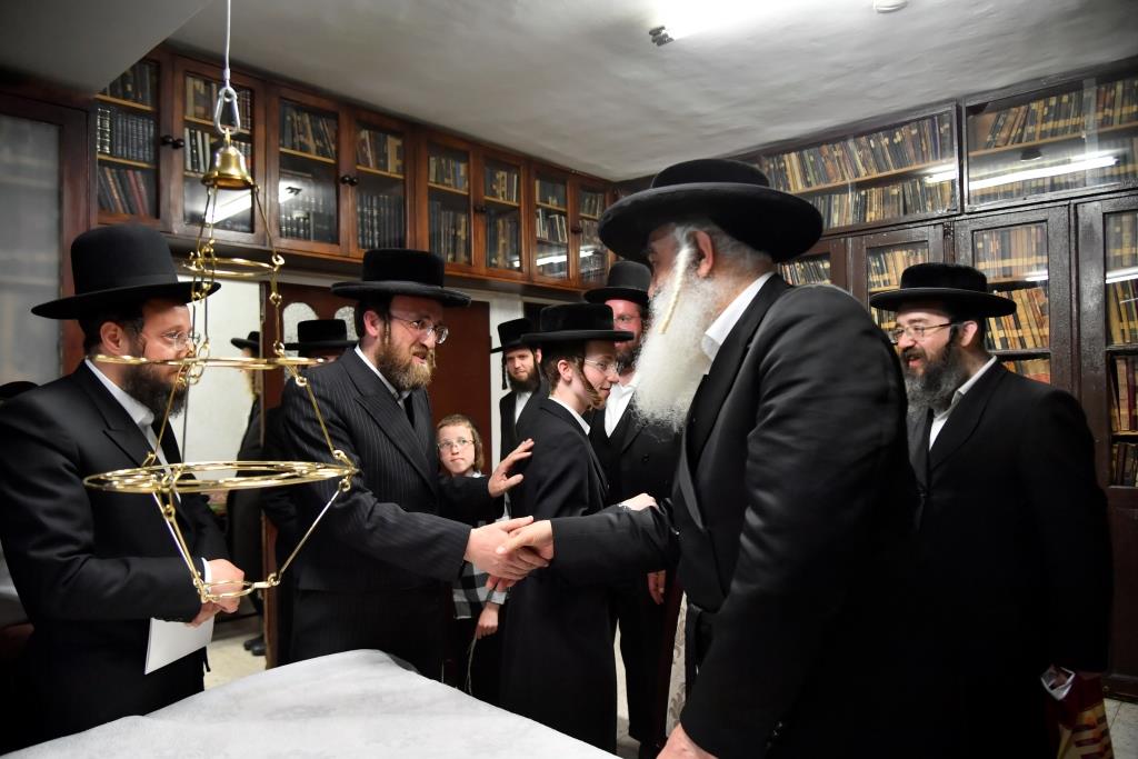 בערב החג: המונים בהכנסת ספר תורה לישיבת המתמידים