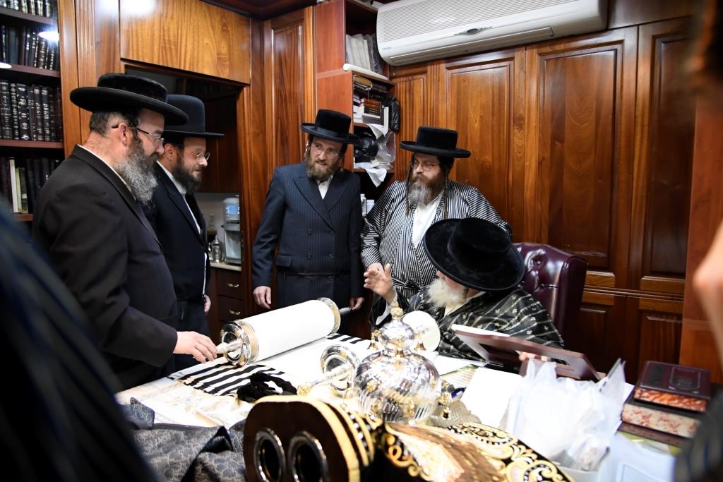 בערב החג: המונים בהכנסת ספר תורה לישיבת המתמידים