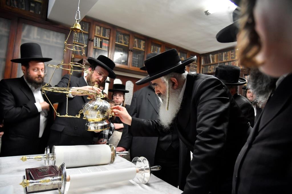 בערב החג: המונים בהכנסת ספר תורה לישיבת המתמידים